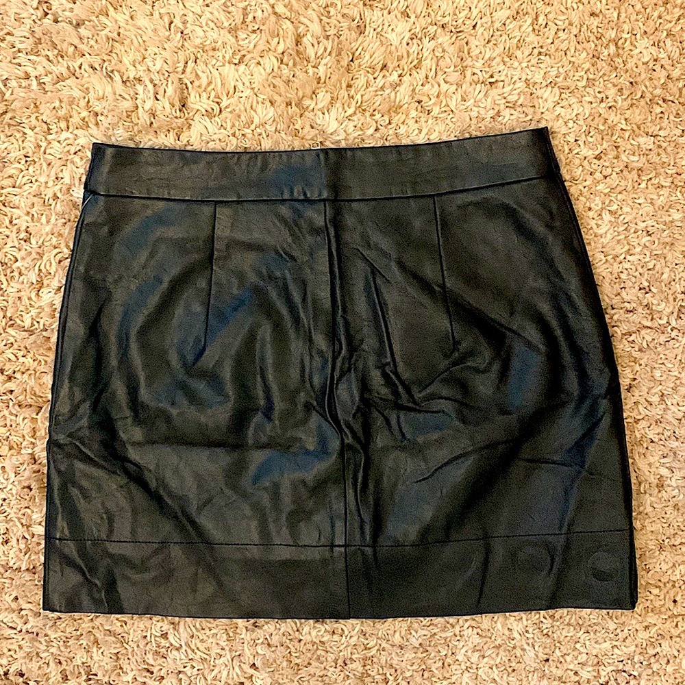 Forever 21 Faux Leather Black Mini Skirt **Size M**🔥🔥 - Picture 3 of 3